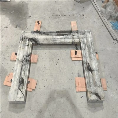 Kominek wewnętrzny z białego marmuru Calacatta Iron